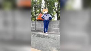 Em học sinh mê public ở trường học sau lưng bác lao công