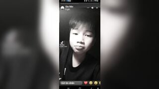 bé tí tập quay sex