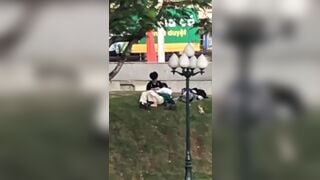 Hai bạn trẻ hú hí nhau ngay giữa ban ngày bị người dân quay được