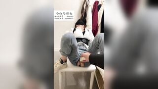 Hành hạ cái lồn e nữ sinh bằng sextoy khổng lồ