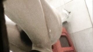 Chị gái rữa bím kĩ quá