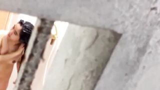 Em hàng xóm tắm quá ngọt nước
