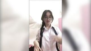em học sinh kính cận canh bố mẹ đi vắng liền rủ anh bạn thân qua làm vài nháy