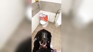 Lén lút trong nhà vệ sinh nam siêu thị em mút chùn chụt như chết đói 2