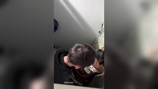 Hot Cặp đôi học sinh lớp 10 siêu teen bị quay lén khi địt nhau trong toilet quán nhậu