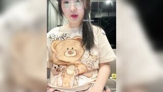 Múi mít trắng mướt ti hồng vừa làm việc vừa vạch vếu xoa ti