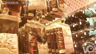 Quay lén gái béo không mặc đồ lót tới mua hàng