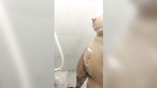 Tắm rữa sạch sẽ đợi anh về