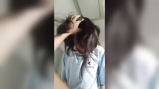 Em mới lớn cưỡi ngựa