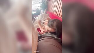 Đi hẹn hò với bé rau dâm 2k3 em nứng quá đè a bú public giữa quán cafe