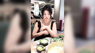 Đụ em vú to thích khoe vú nơi công cộng