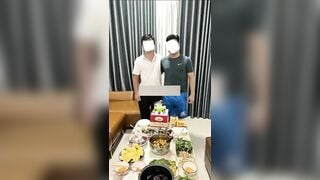 Đem vợ ra làm quà sinh nhật cho thằng bạn thân . Đôi bạn cùng tiến hưởng chung 1 vợ