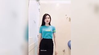 Bé nhân viên Điện máy xanh show bướm cho ny xem trong toilet công ty 2