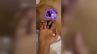 bạo dâm móc lồn cực mạnh với cái lồn lắm lông nước bắn tung tóe
