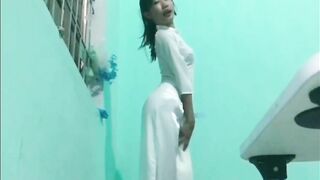 Em Nguyễn Thị Khánh Linh 2k9 Mặc Áo Dài Không Nội Y