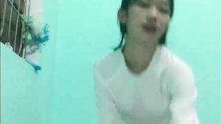 Em Nguyễn Thị Khánh Linh 2k9 Mặc Áo Dài Không Nội Y