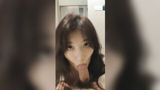 em cứ nầm ngậm cu trong mồm rồi dùng lưỡi liếm đầu cu thôi