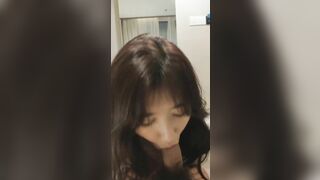 em cứ nầm ngậm cu trong mồm rồi dùng lưỡi liếm đầu cu thôi