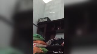 con em gái dâm đãng thử đồ khỏa thân trước mặt anh trại bị quay lại video