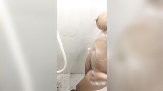 Tắm rữa sạch sẽ đợi anh về 2