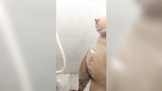 Tắm rữa sạch sẽ đợi anh về 2