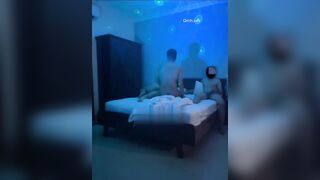 1 mình em làm bồn chứa tinh cho 5 con cu cùng 1 lúc trong khách sạn