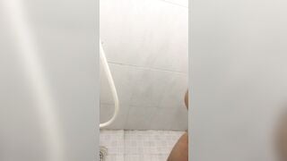Tắm rữa sạch sẽ đợi anh về 3