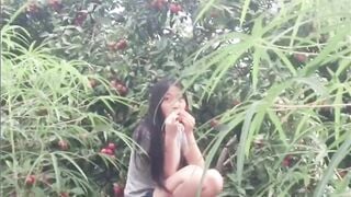 Nguyễn Thị Khánh Linh 2k9 đang chén vải ngoài vườn thủ dâm khỏa thân