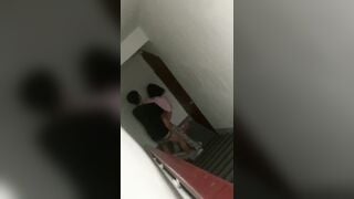 lén quay thằng nhỏ và bạn gái của nó đang hú hí với nhau ở trước cửa phòng nó kìa!