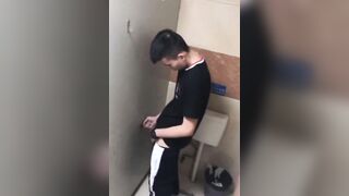 Cái lỗ trong tolet