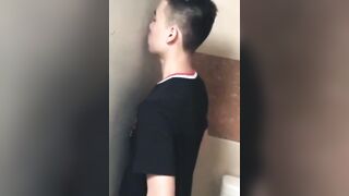Cái lỗ trong tolet