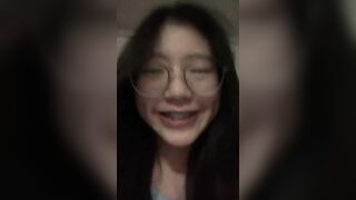 đang học thì lên cơn nứng vạch áo lên xoa cặp vú khủng to tròn