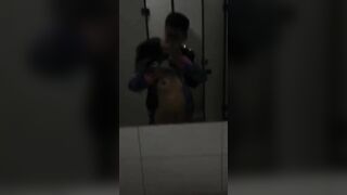 học sinh trường nào đây mà lôi nhau vào nhà vệ sinh để đụ nhau trước gương