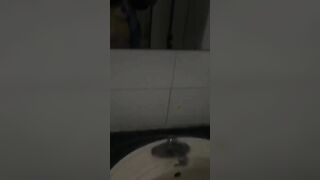 học sinh trường nào đây mà lôi nhau vào nhà vệ sinh để đụ nhau trước gương
