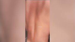 em hàng mình dây thích đụ nhau trước tấm kính tòa nhà cho người đi đường xem
