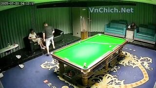 Thua ván bi a không có tiền trả đành đưa vợ mình cho bạn địt