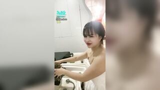 Clip Hot Vừa Gội Đầu Cho Khách Vừa Móc Bướm Thủ Dâm