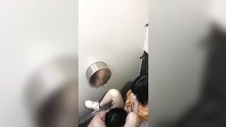 quay lén học sinh vào nhà vệ sinh bú lồn rồi đụ nhau