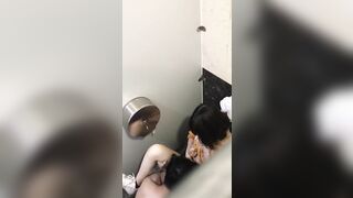 quay lén học sinh vào nhà vệ sinh bú lồn rồi đụ nhau