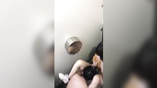 quay lén học sinh vào nhà vệ sinh bú lồn rồi đụ nhau