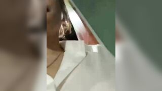 em gái đang đi nhậu thì lên cơn nứng nên phải vào nhà vệ sinh thủ dâm