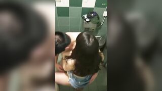 Clip Hot Học Sinh Địt Nhau Trong Nhà Vệ Sinh Bị Bắt Quả Tang
