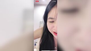 Idol Hường Hêu Em vừa tắm xong ngồi trong nhà tắm xoa vú
