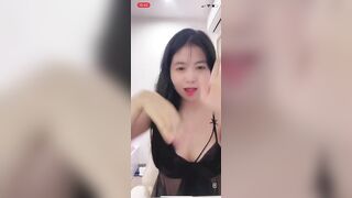 Idol Hường Hêu Em vừa tắm xong ngồi trong nhà tắm xoa vú