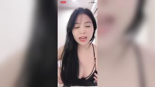 Idol Hường Hêu Em vừa tắm xong ngồi trong nhà tắm xoa vú