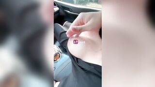Lén bóp vú con bạn thân trên oto khi đưa e nó đi chs sướng vl ra