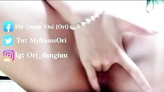 em tên là Ori_dangiuu là 1 cái lồn non tơ chuyên bán clip móc lồn bắn nước chảy sửa