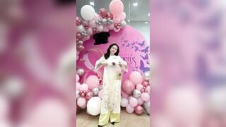 Em gái cởi áo dài khoe vú