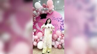 Em gái cởi áo dài khoe vú