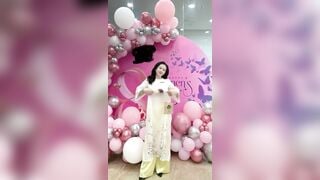 Em gái cởi áo dài khoe vú